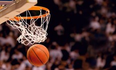 米兰体育入口-CBA与NBA的幻梦交织，湖人制霸浙江队，字母哥成为关键先生—一场跨次元的篮球寓言