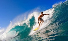 米兰体育入口-赛道上的红色风暴，F1街道赛焦点战中，公牛如何碾压深圳队