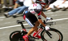 米兰APP下载-赛道上的逆袭，拉塞尔带领梅赛德斯翻盘法拉利