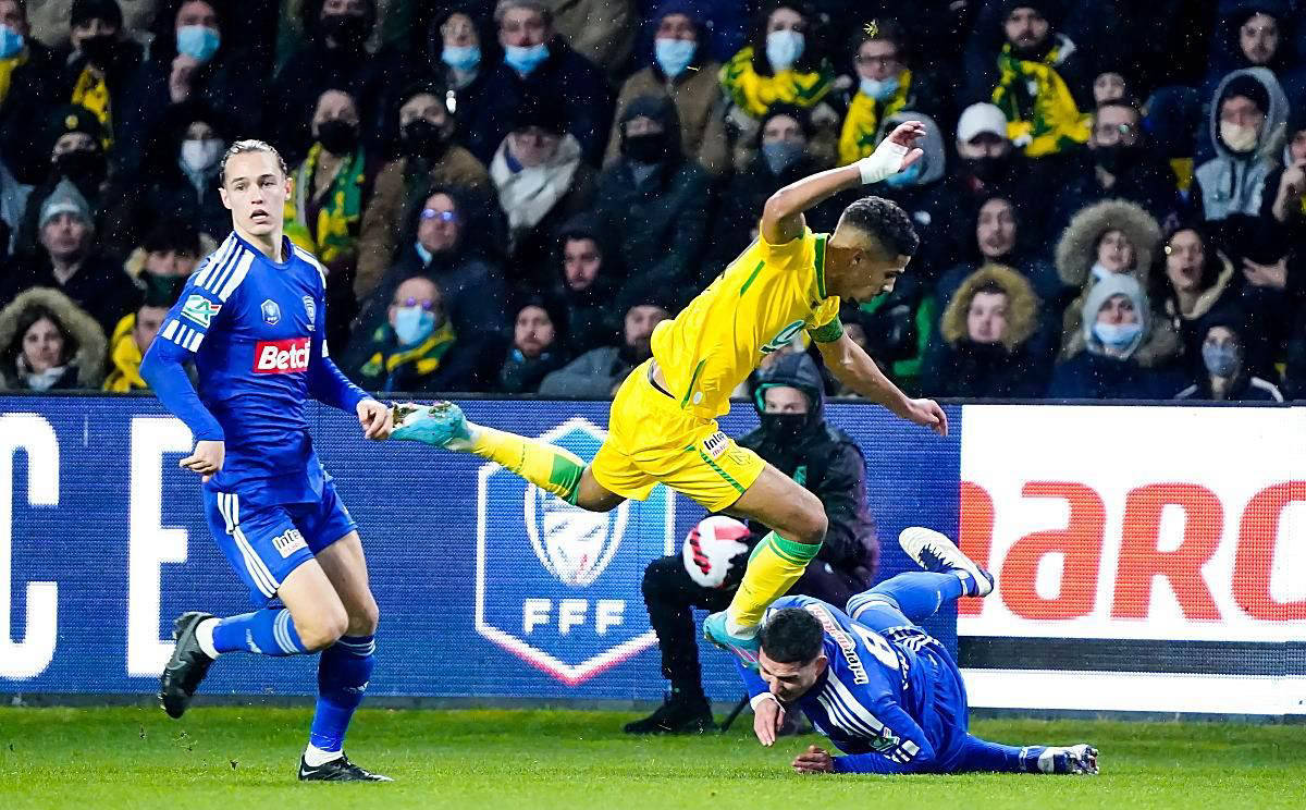 包含巴斯蒂亚队在比赛中力压对手，夺得胜利的词条