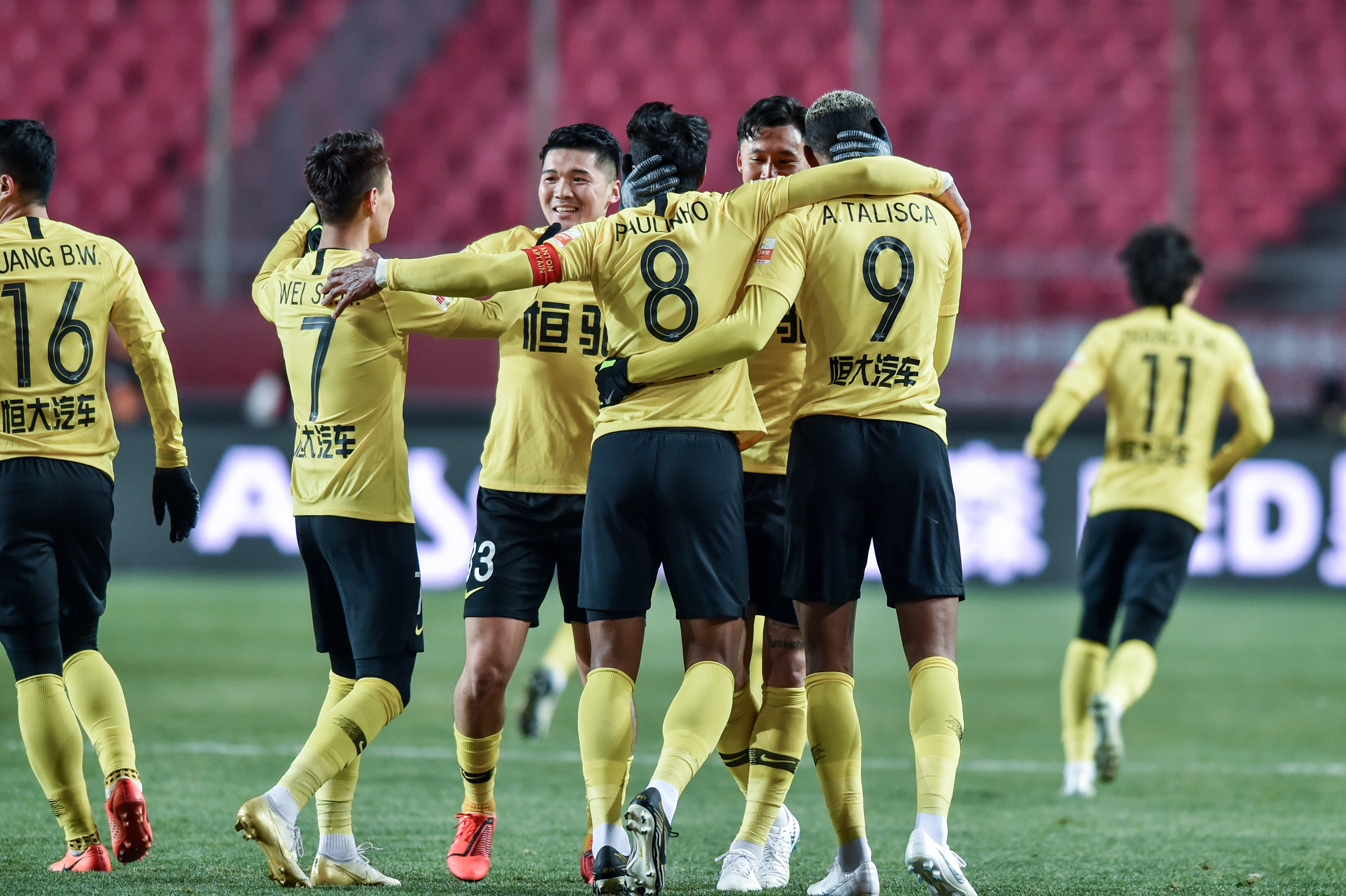 广州德比：恒大主场2-1富力，塔利斯卡破门的简单介绍