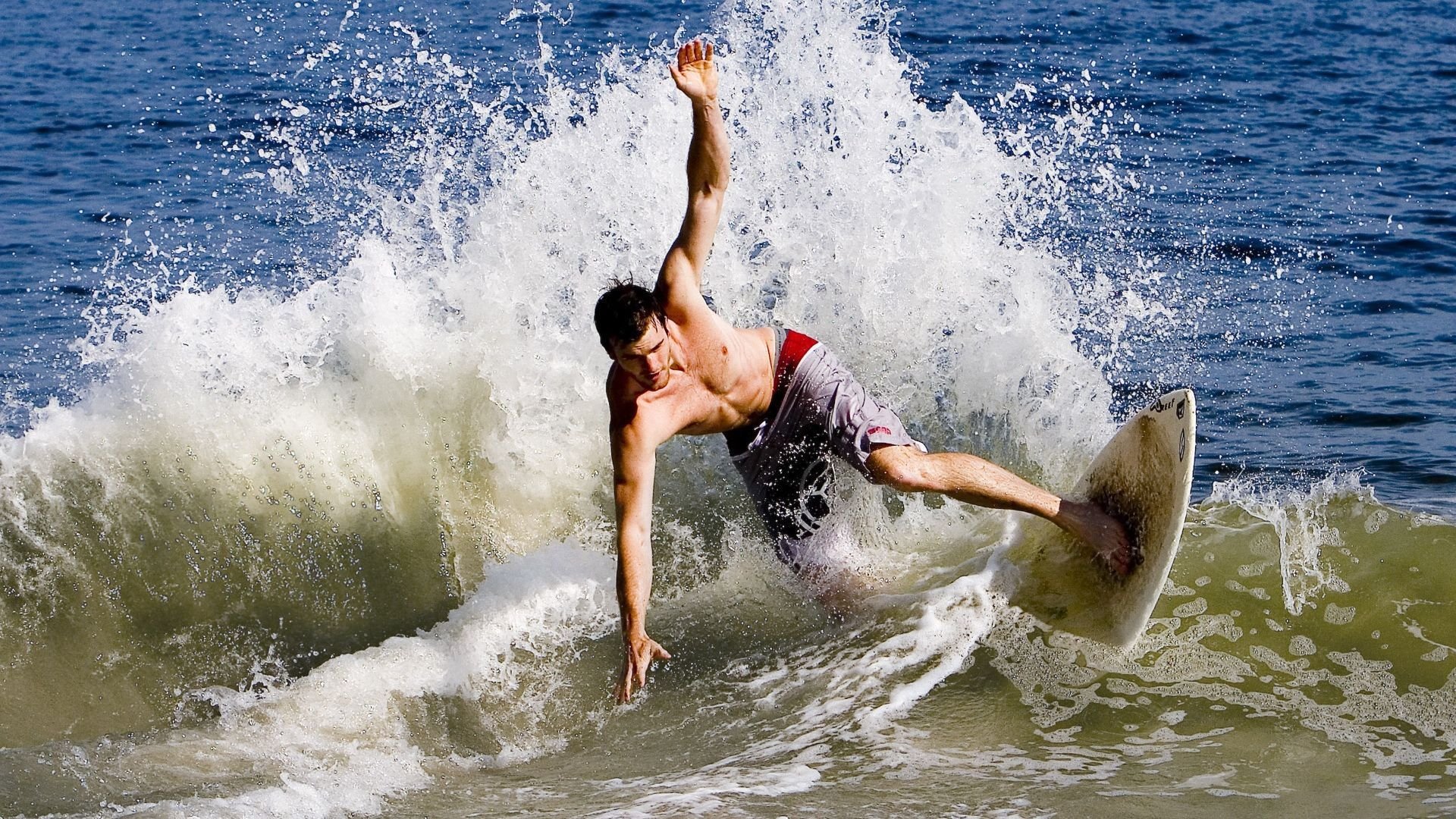 德甲争冠战之夜,莱万表现堪称教科书