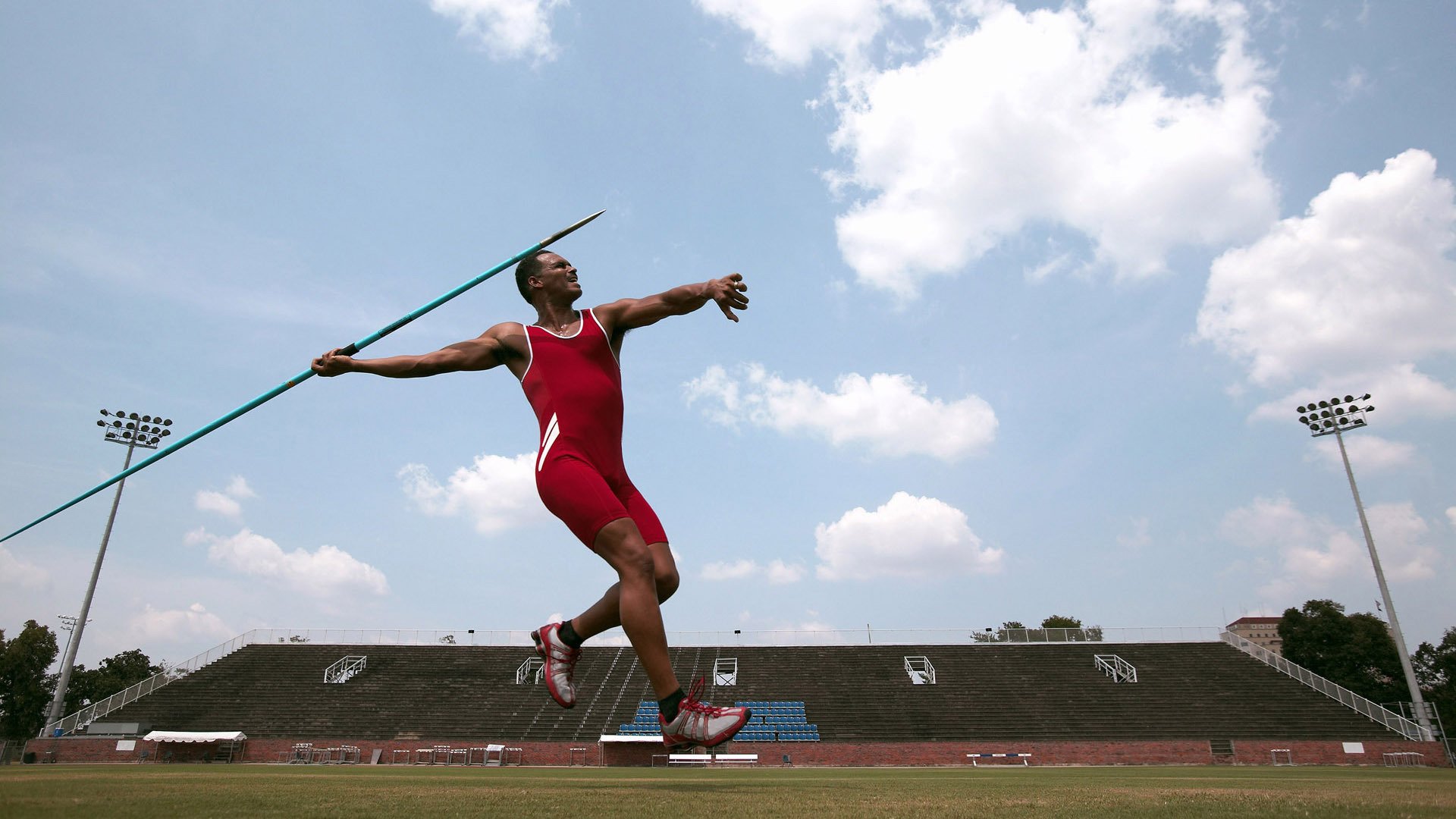 塞恩斯一骑绝尘，索伯策略碾压红牛二队—巴林站背后的格局颠覆